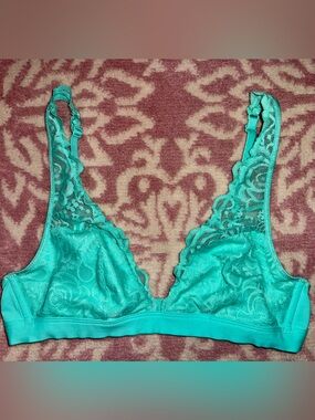 PINK Victoria’s Secret Turquoise Aqua Lace Bra Medium